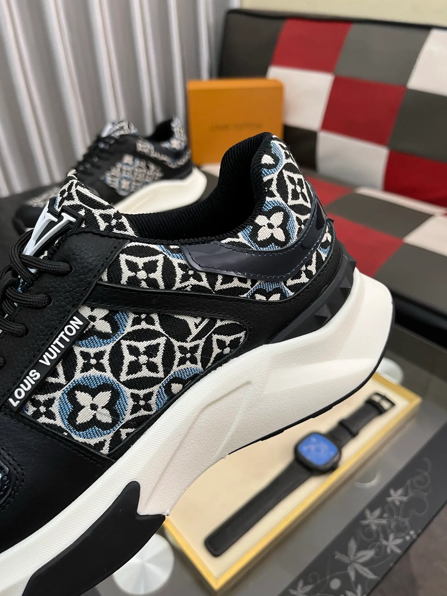 Men's shoes 💰458⌚️⌚️【LOUlS VUlTTON】Louis Vuitton ~ unique and casual style. LV counter purchasing 🏃casual shoes😍😍 are on sale at the men's counter at the same time. Italian imported brands select top-layer Italian cowhide. 🐑Sheepskin lining (refuses to discolor and grind feet) Sole: Original sole specially provided by the original factory 🎬Better in kind Code number: 38-444⃣️Color selection